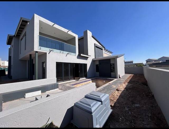 5 BEDROOM HOUSE FOR SALE IN SIX FOUNTAINS RESIDENTIAL ESTATE